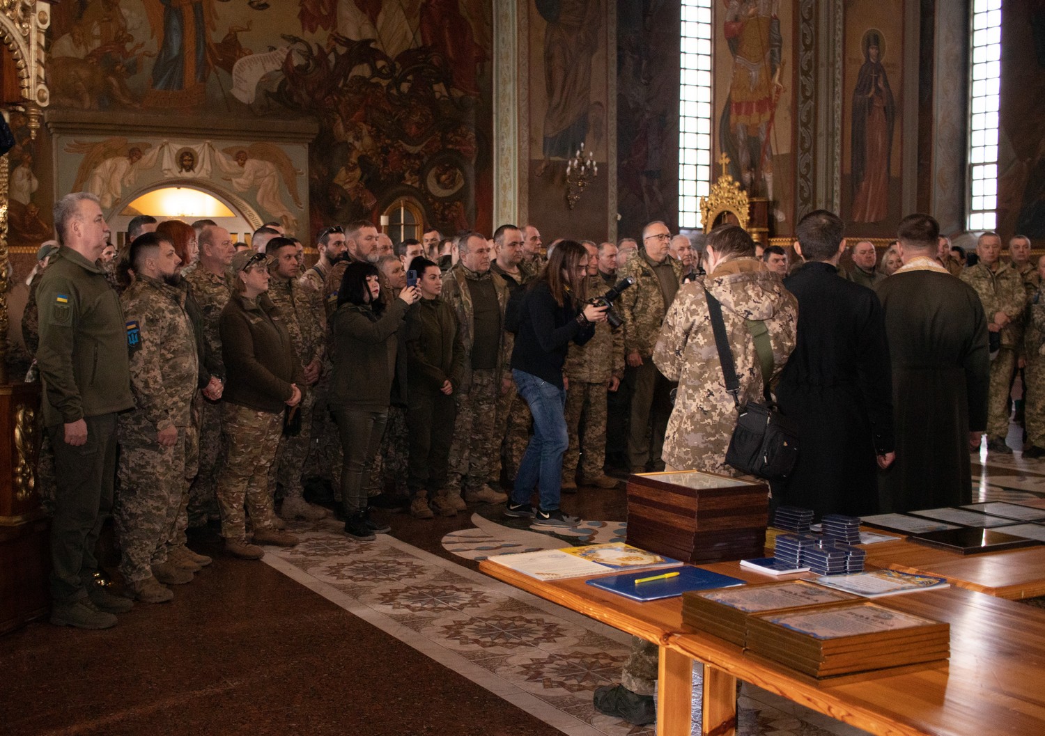 Ви зараз переглядаєте Освітяни Черкас відзначають героїв, які захищають Україну: 14 березня День українського добровольця