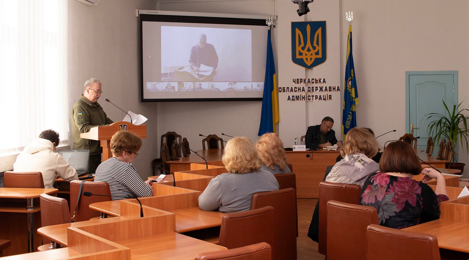 Детальніше про статтю Онлайн-нарада з актуальних питань в освітній галузі Черкащини: важливі аспекти та майбутні кроки