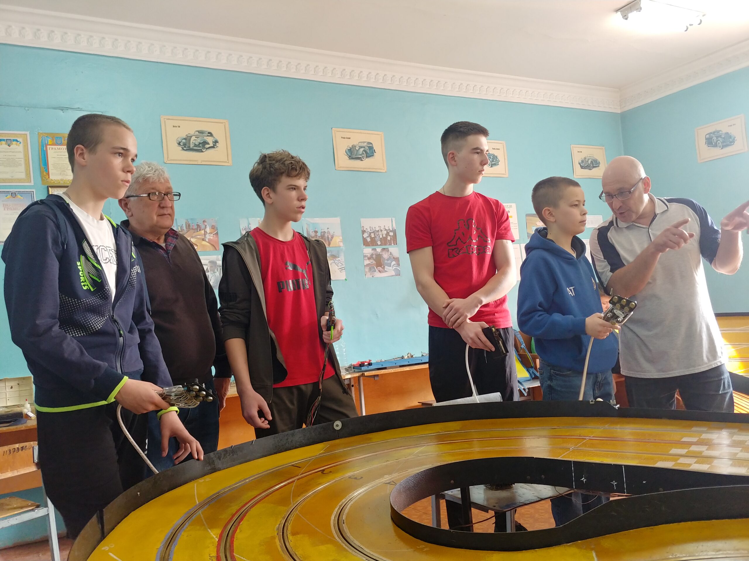 Ви зараз переглядаєте Відбувся обласний етап Всеукраїнських відкритих змагань учнівської молоді з автомодельного спорту (трасові моделі)