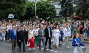 Детальніше про статтю Марш подяки: черкаські випускники подякували захисникам України