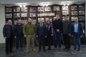 Детальніше про статтю У ЧНУ відкрили розширену фотовиставку «Вони захищають Україну»
