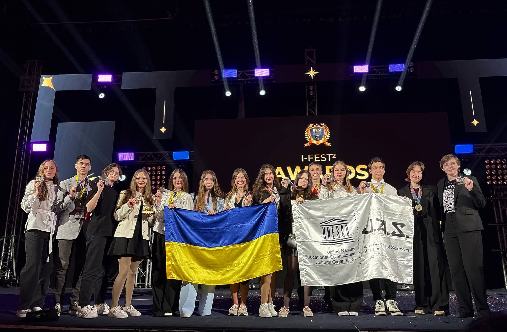 Ви зараз переглядаєте 14 медалей та місце у десятці найкращих: українські школярі успішно виступили на I-FEST–2026 у Тунісі