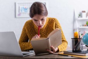 Детальніше про статтю Стрес через іспити: 8 способів підтримати себе під час підготовки
