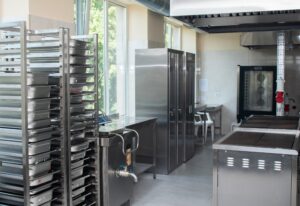 Детальніше про статтю Шкільне харчування та сучасний освітній простір: Ігор Табурець відвідав Шполянський ліцей №3