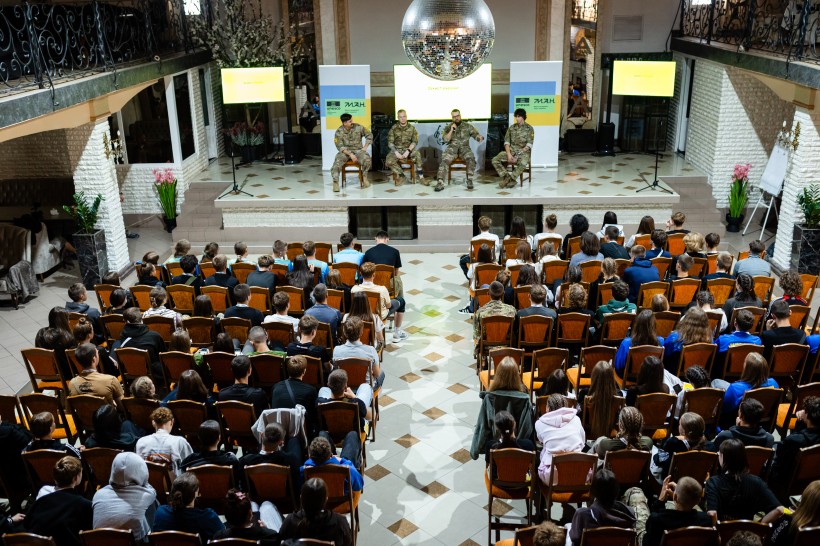 Детальніше про статтю Сучасна підготовка школярів: досвід військових і українські технології у «Захисті України»