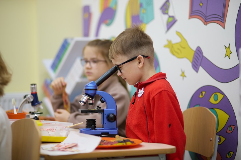 Детальніше про статтю П’ять років у статусі державної установи: як Школа Супергероїв змінює лікарняну освіту в Україні